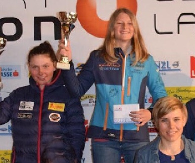 Gesamtsiegerin Vici Gruber und Zweitplatzierte Kerstin Wolfger mit prominenter Gratulantin